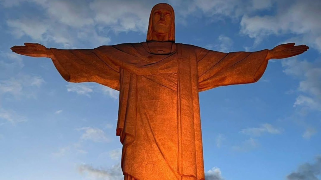 Rio de Janeiro: Cristo é iluminado em memória aos reféns mantidos pelo Hamas