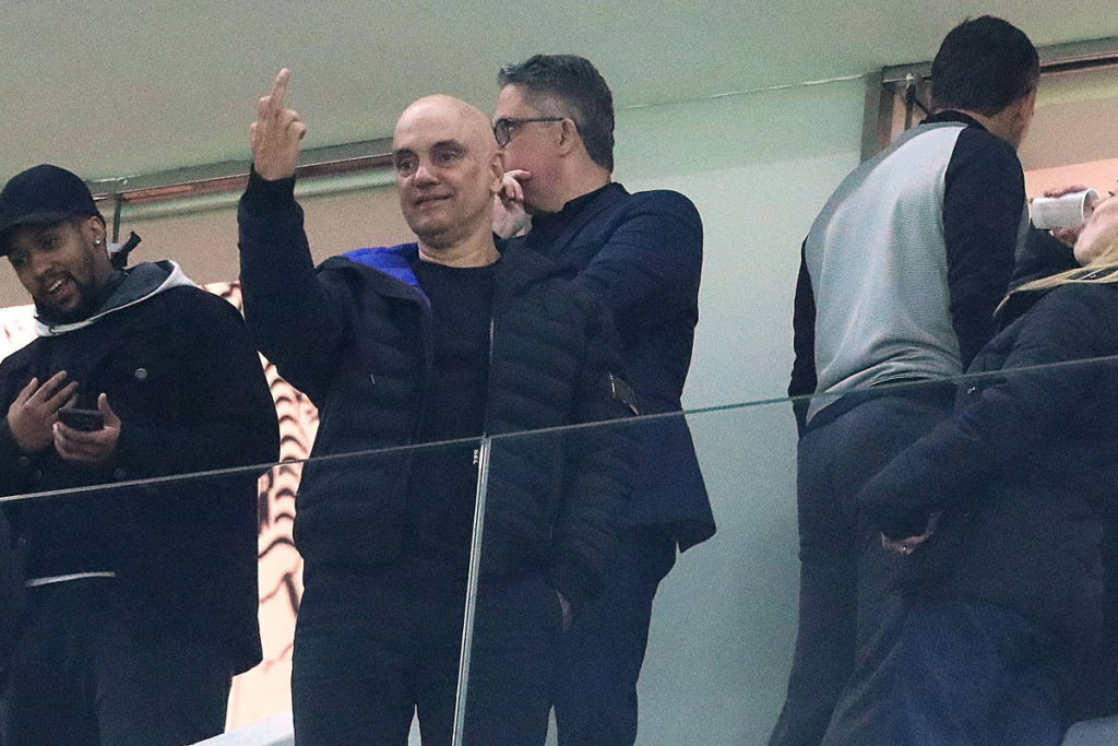 Brasil: Fotógrafo que tirou foto de Moraes fazendo gesto obsceno é demitido