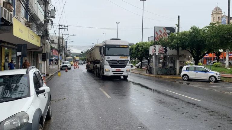 trânsito itaperuna - br-356 - Avenida Cardoso Moreira - Caminhão