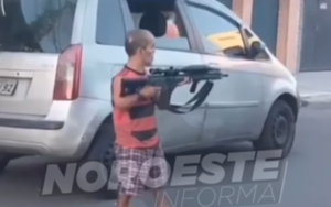 Rio de Janeiro: Anão é flagrado portando fuzil