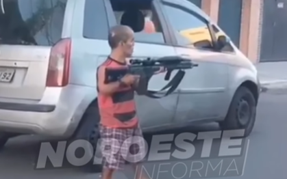 Rio de Janeiro: Anão é flagrado portando fuzil