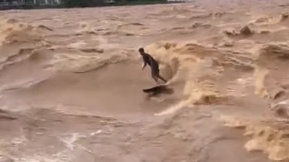 Minas Gerais: homem surfa em correnteza no Rio Doce